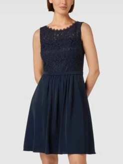 V.M. Cocktailkleid Mit Spitzenbesatz - Dunkelblau -Wellensteyn Geschaft 6h64giqm6l7kulib75a58cq9a56l6ha69p4kkia39orjcdhna16k6iim8gs4ogi385556k1oakp3ccq49oo66p9n69i64dj674p66ohk6os68e9g6pgj6ob2clj3cor2c9j64dg