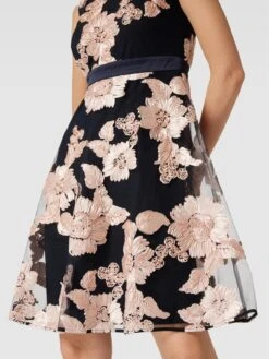 Christian Berg Cocktail Cocktailkleid Mit Taillenpasse - Marineblau Meliert -Wellensteyn Geschaft 9cs58l25a90j0ihkal6kcc9j9h64cgpmadb30jpi9d844hq46p4laj1hal1l2jam8oskuja899akmjpi9d3jgo9mcks62pj26co3ap1k60sm6e9o65im4p1k6kr32cb369i30e0