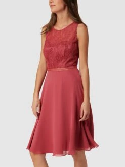 V.M. Kleid Mit Spitzenbesatz - Hellrot -Wellensteyn Geschaft 9h7k2jic9l8j2h1n653k8ca46gqlchq765132ia38h6l6k9k90p32ka6a4pjigab8h34qlak68ojcgqm8l3mcc1i61gm4d3460o3cc9k60r64e1l6kp3ic9kc4s3icpp6or38c8
